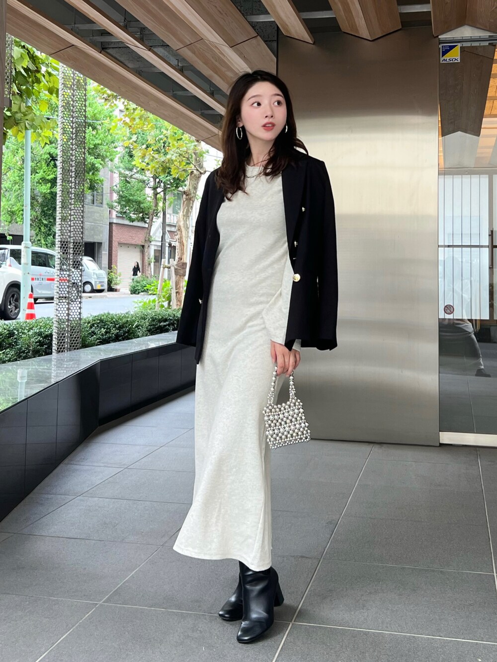 「プチプラ、ブーツ、ジャケットスタイル、お出かけコーデ、ワンピース、シンプルコーデ、休日スタイル、ミニバッグ、ビーズバッグ、きれいめカジュアル、ジャケットコーデ」｜「Riberryのフレアスリーブ テレコリブワンピース（ワンピース、ベージュ系）」を使った、Risaさん（レディース・165cm）の秋コーディネートの2枚目の写真