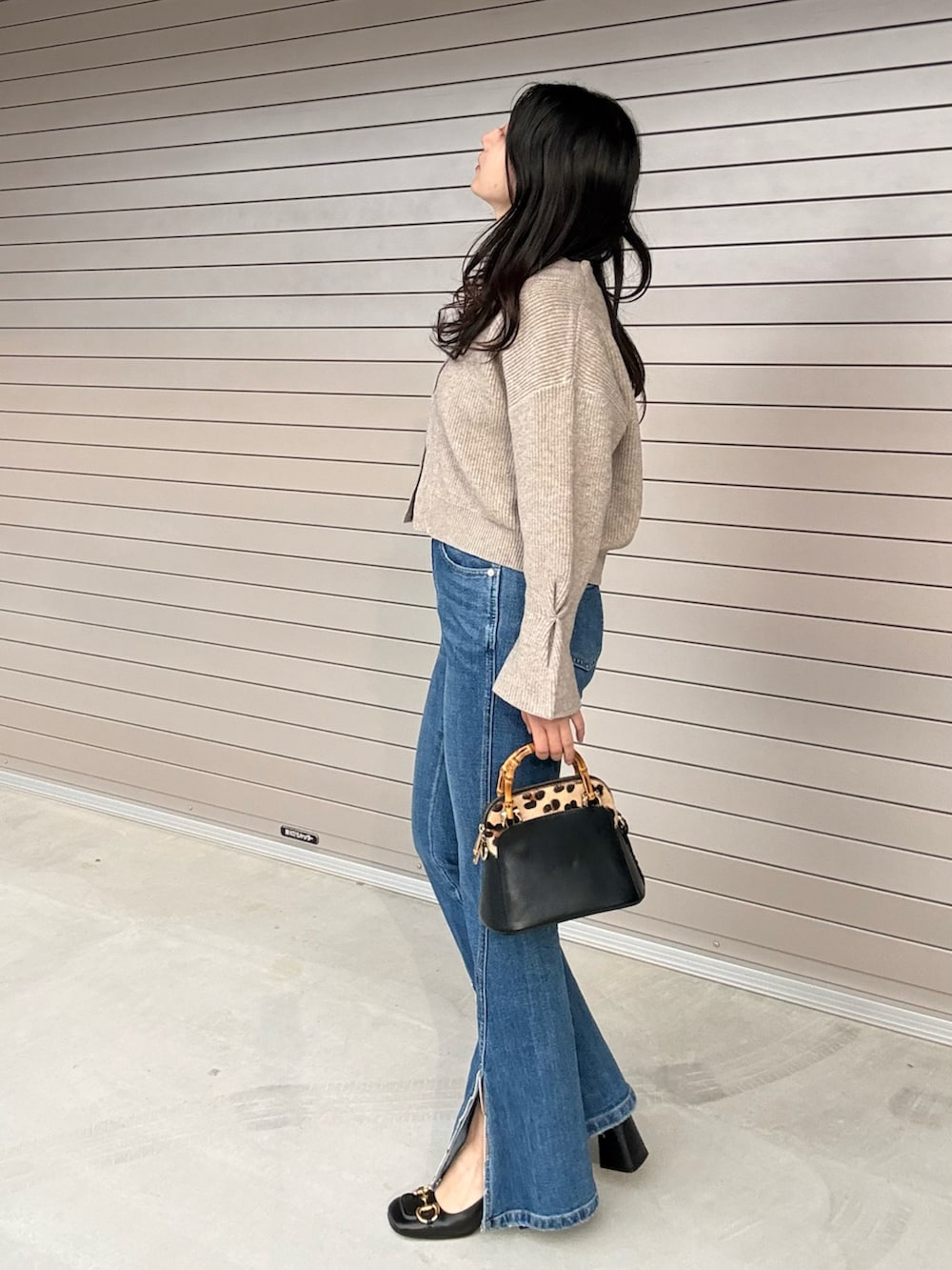 ベージュ系のカーディガン/ボレロを着用したレディースの冬コーディネートの2枚目の写真