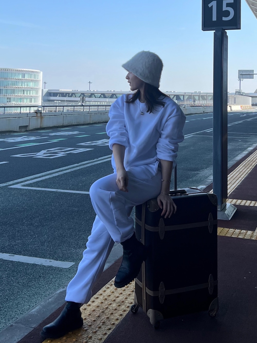 ホワイト系のスウェットパンツ、ホワイト系のスウェット、ホワイト系のハットを着用したレディースの春コーディネートの2枚目の写真