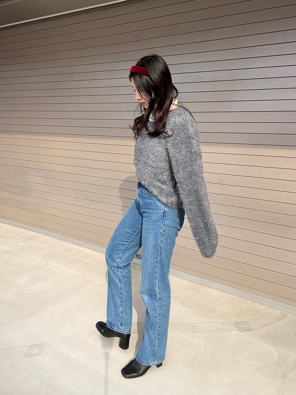 グレー系のニット/セーターを着用したレディースの冬コーディネートの2枚目の写真