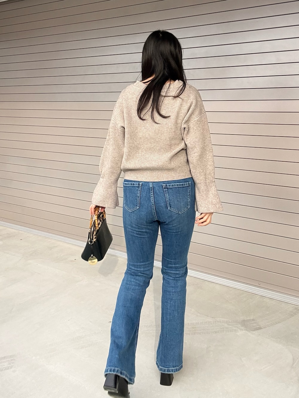 ベージュ系のカーディガン/ボレロを着用したレディースの冬コーディネートの3枚目の写真