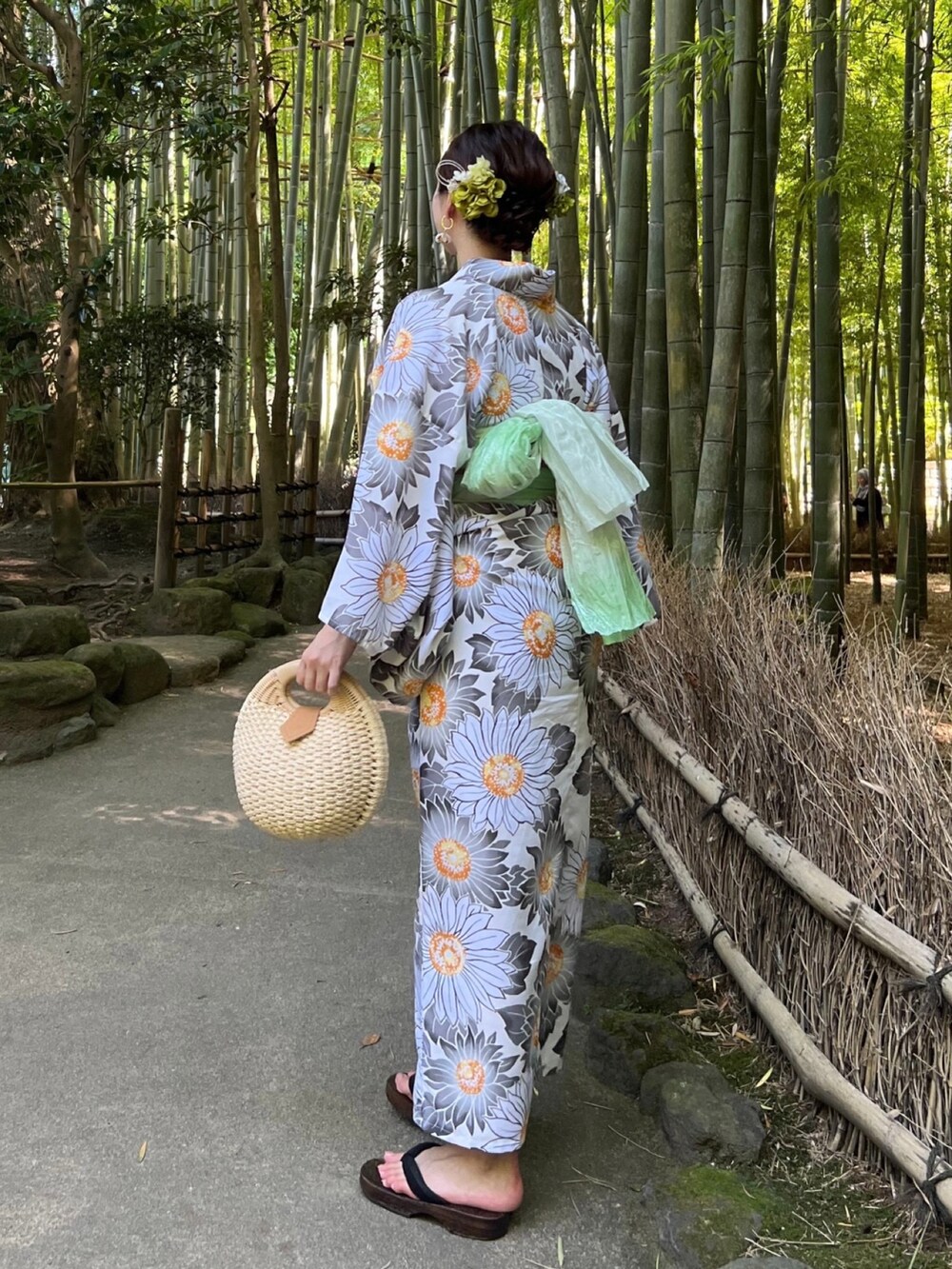 ホワイト系の浴衣を着用したレディースの夏コーディネートの4枚目の写真