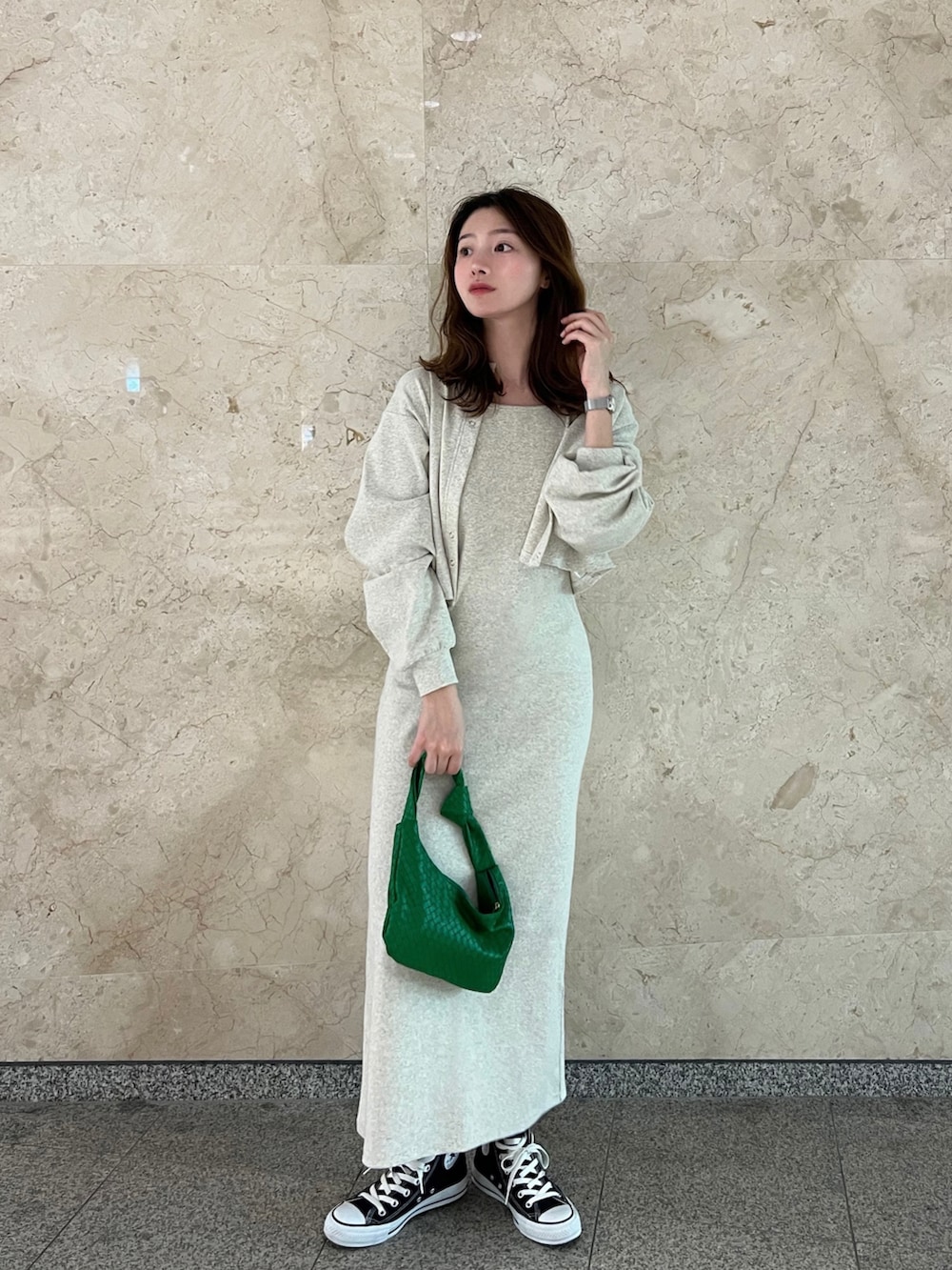 ベージュ系のワンピース、ベージュ系のカーディガン/ボレロ、グリーン系のハンドバッグを着用したレディースの春コーディネートの2枚目の写真