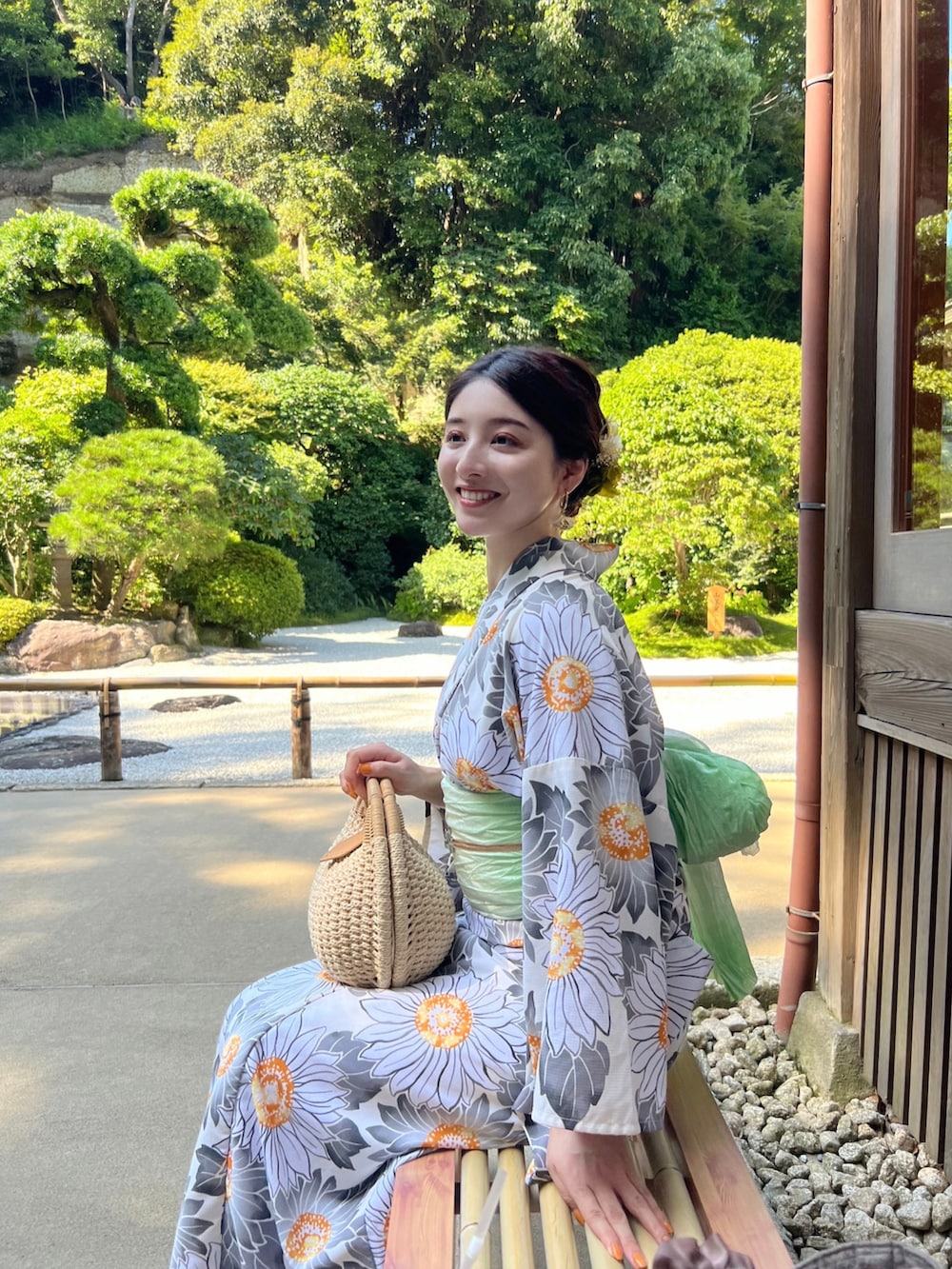 ホワイト系の浴衣を着用したレディースの夏コーディネートの3枚目の写真
