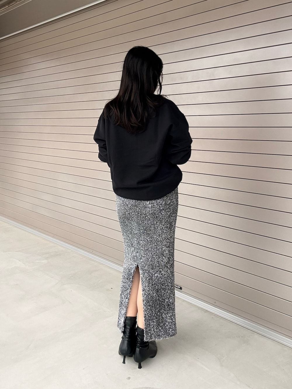 ブラック系のスウェットを着用したレディースの冬コーディネートの3枚目の写真