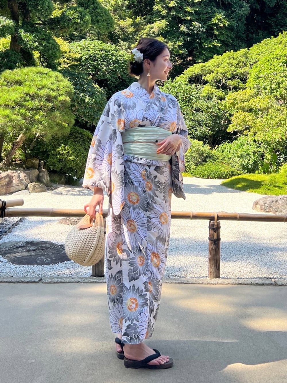 ホワイト系の浴衣を着用したレディースの夏コーディネートの2枚目の写真