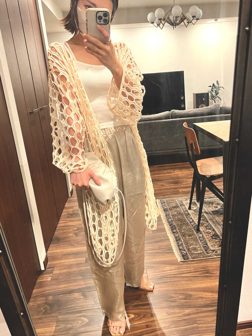 ホワイト系のキャミソール、ホワイト系のその他パンツ、ホワイト系のTシャツ/カットソーを着用したレディースの夏コーディネートの2枚目の写真