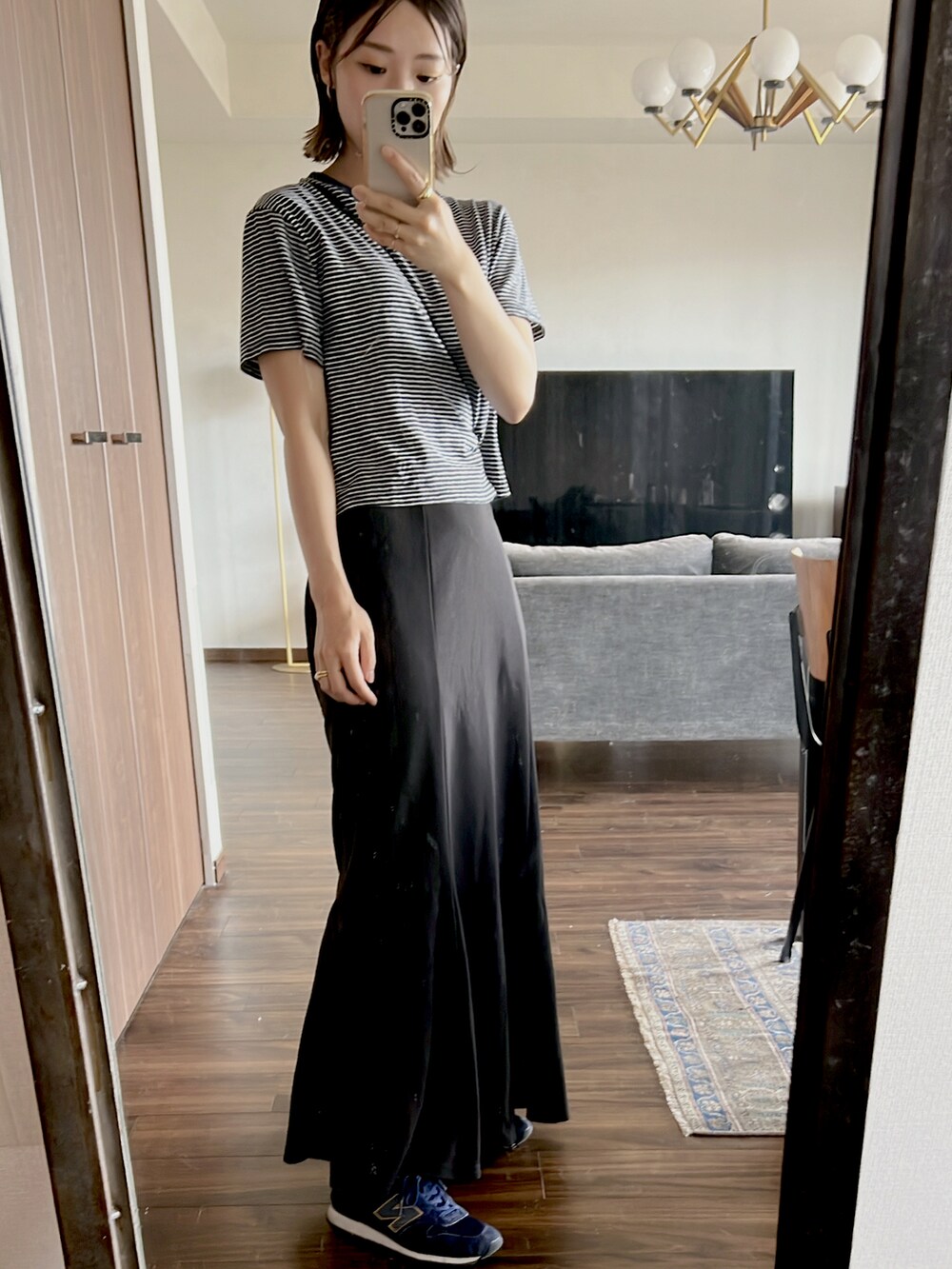 ブルー系のTシャツ/カットソー、ブラック系のショルダーバッグ、ブルー系のスニーカーを着用したレディースの夏コーディネートの2枚目の写真