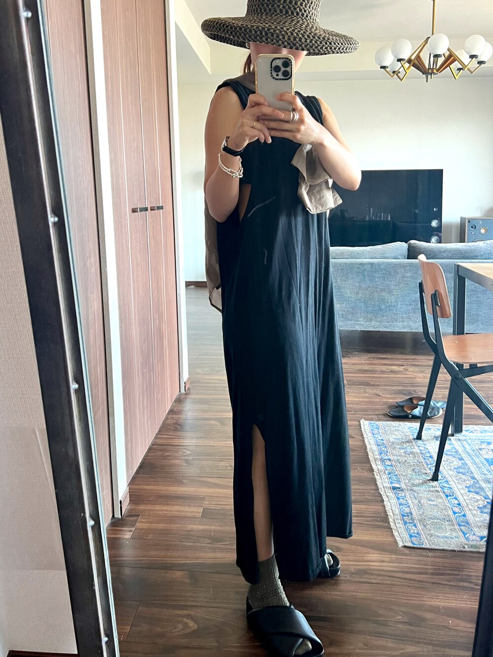 ブラック系のハンドバッグ、ブラック系のサンダル、ブラウン系のシャツ/ブラウスを着用したレディースの夏コーディネートの3枚目の写真