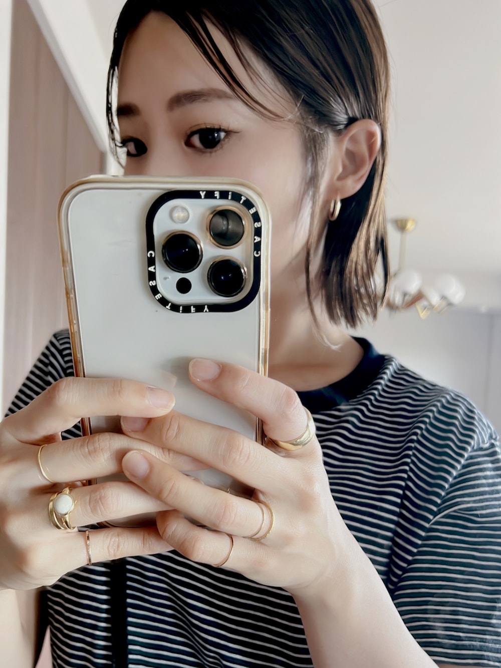 ブルー系のTシャツ/カットソー、ブラック系のショルダーバッグ、ブルー系のスニーカーを着用したレディースの夏コーディネートの3枚目の写真