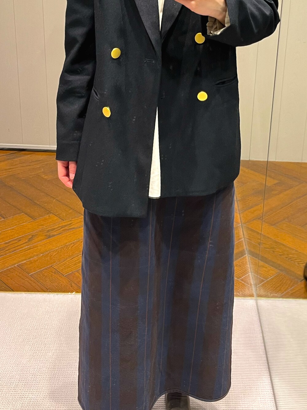 ブルー系のテーラードジャケット、イエロー系のシャツ/ブラウス、その他のワンピースを着用したレディースの春コーディネートの2枚目の写真