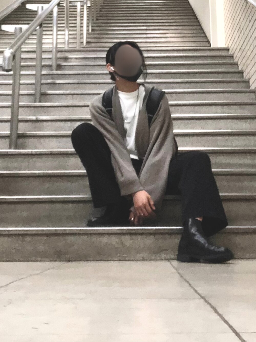 ベージュ系のカーディガン/ボレロ、ホワイト系のTシャツ/カットソー、ブラック系のスラックスを着用したメンズの秋コーディネートの3枚目の写真