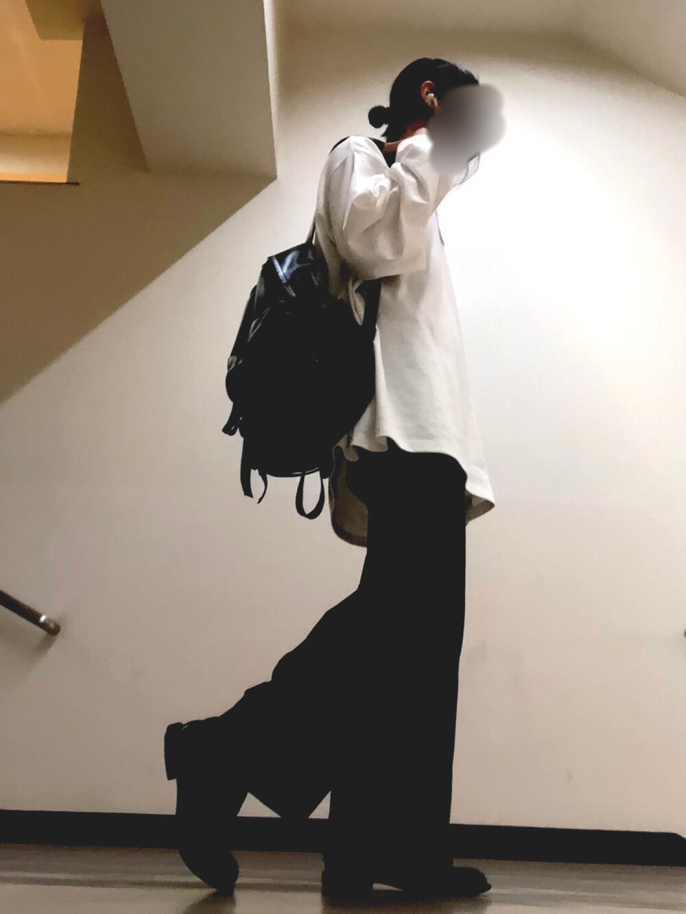 ベージュ系のカーディガン/ボレロ、ホワイト系のTシャツ/カットソー、ブラック系のスラックスを着用したメンズの秋コーディネートの2枚目の写真