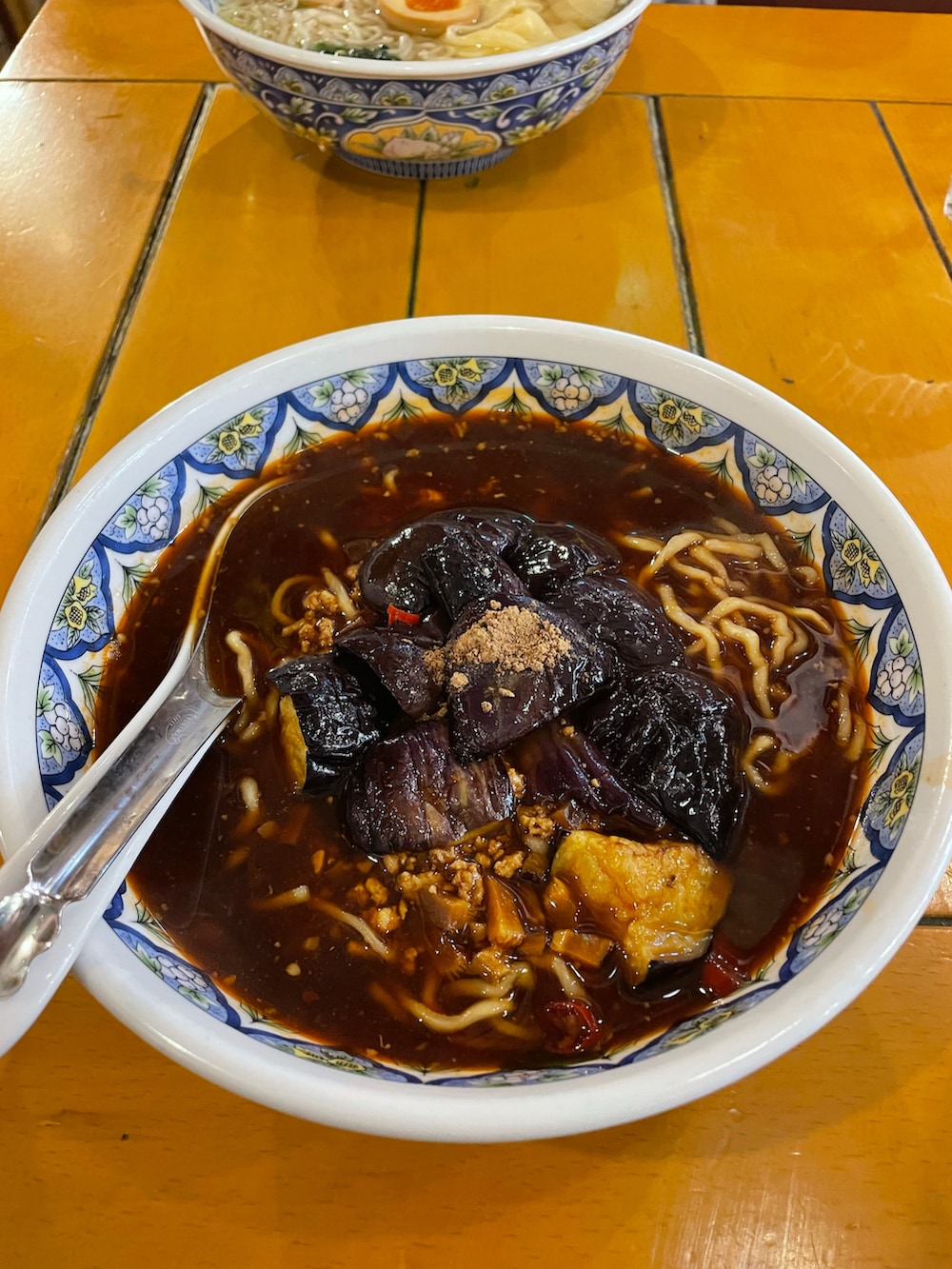 ベージュ系のモッズコートを着用したレディースの冬コーディネートの2枚目の写真