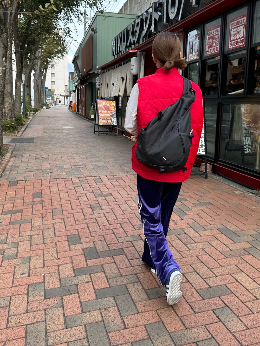 「ダウンベスト、ベロア、スニーカー、古着、メガネ」｜「adidasのadidas アディダス ガゼル GAZELLE（スニーカー、ブルー系）」を使った、suuugiさん（レディース・159cm）の秋コーディネートの2枚目の写真