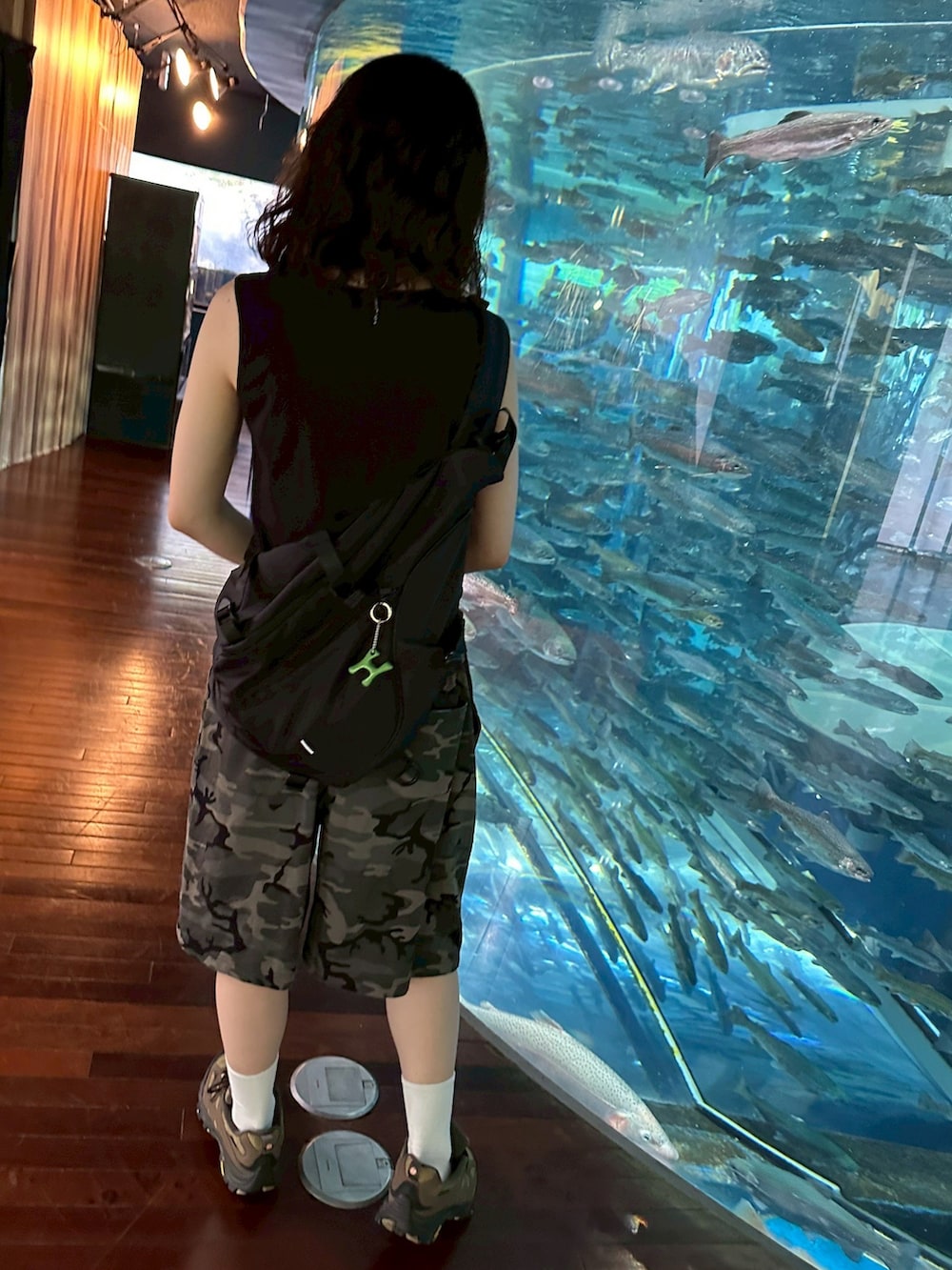 ブラウン系のシューズ、ブラック系のタンクトップを着用したレディースの夏コーディネートの2枚目の写真