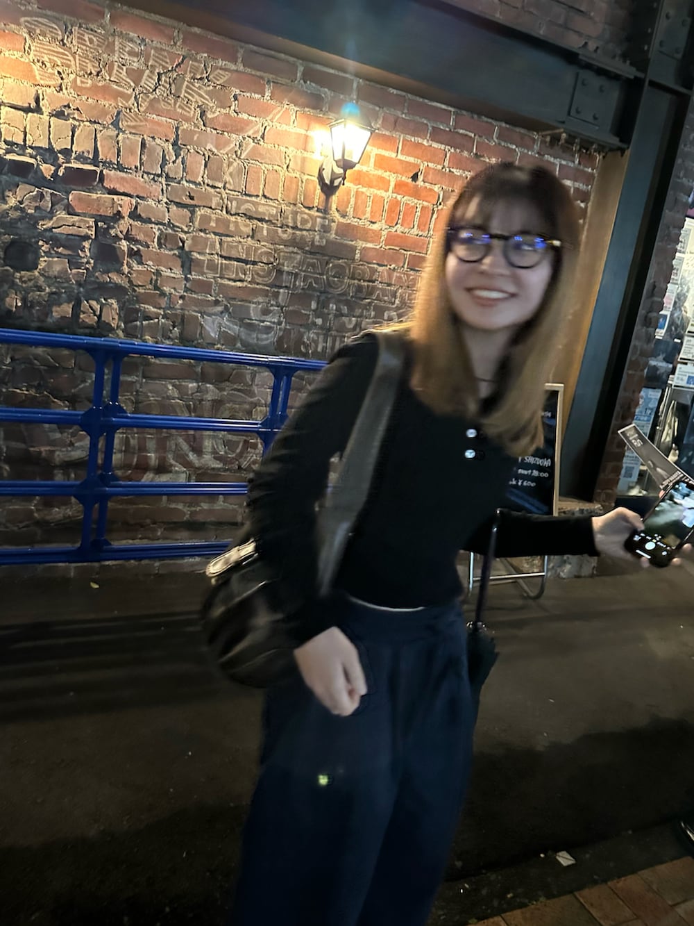 ホワイト系のスニーカーを着用したレディースの夏コーディネートの2枚目の写真