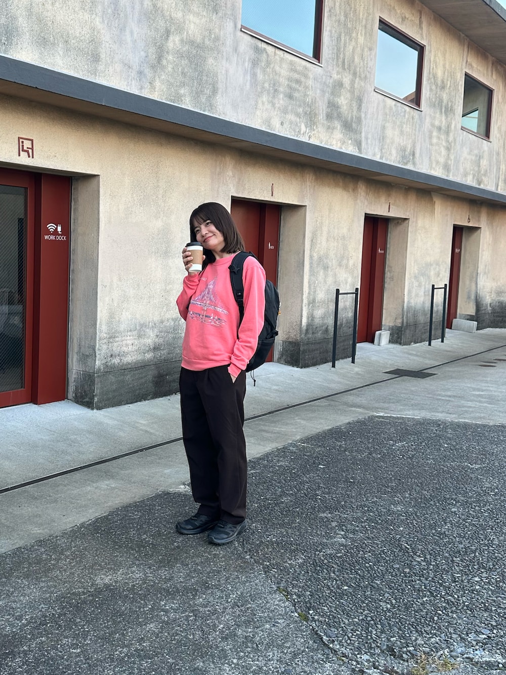 ブラック系のバックパック/リュック、ブラック系のスニーカーを着用したレディースの秋コーディネートの2枚目の写真