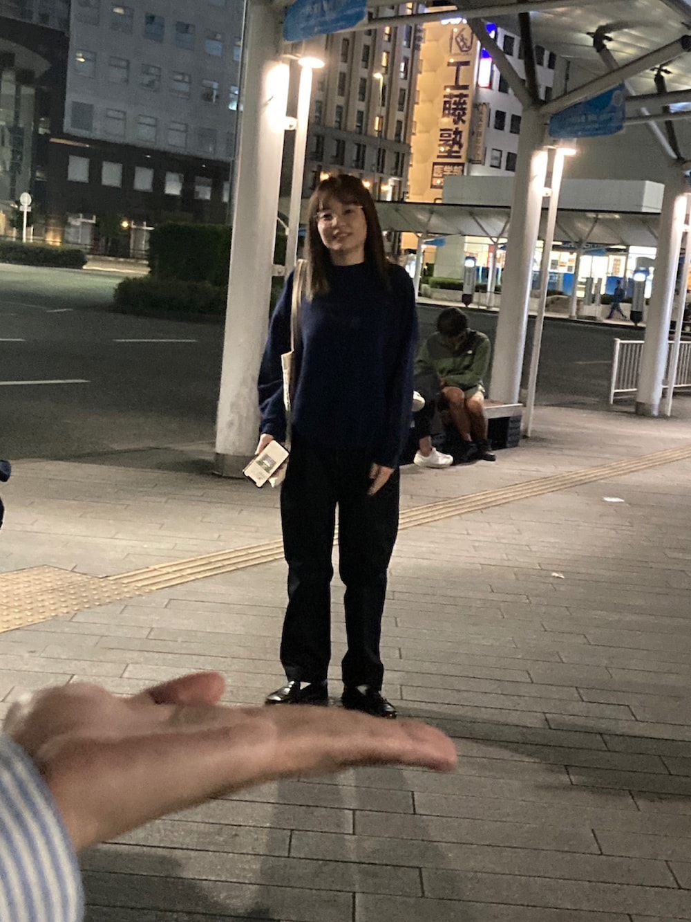 ブラック系のスラックスを着用したレディースの秋コーディネートの2枚目の写真