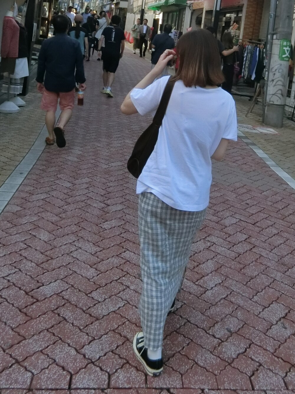 ホワイト系のトップスを着用したレディースの秋コーディネートの2枚目の写真