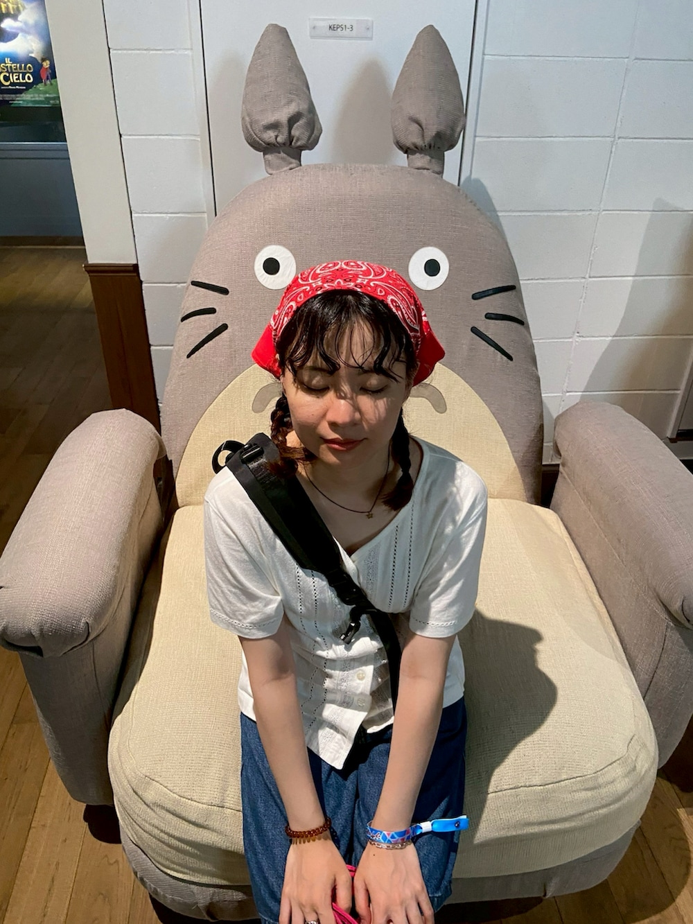 ブルー系のデニムパンツを着用したレディースの夏コーディネートの2枚目の写真