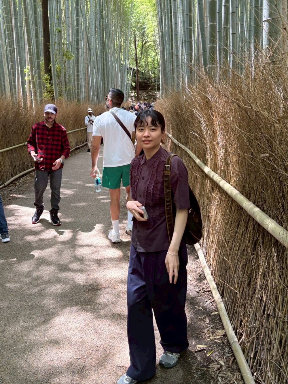 グレー系のスニーカーを着用したレディースの春コーディネートの2枚目の写真