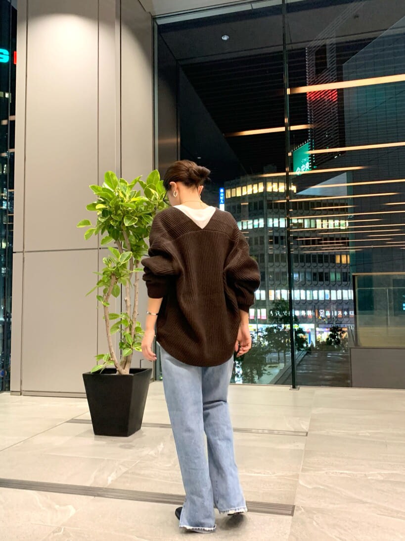 ブラック系のブーツ、ブルー系のデニムパンツ、ホワイト系のTシャツ/カットソーを着用したレディースの秋コーディネートの9枚目の写真