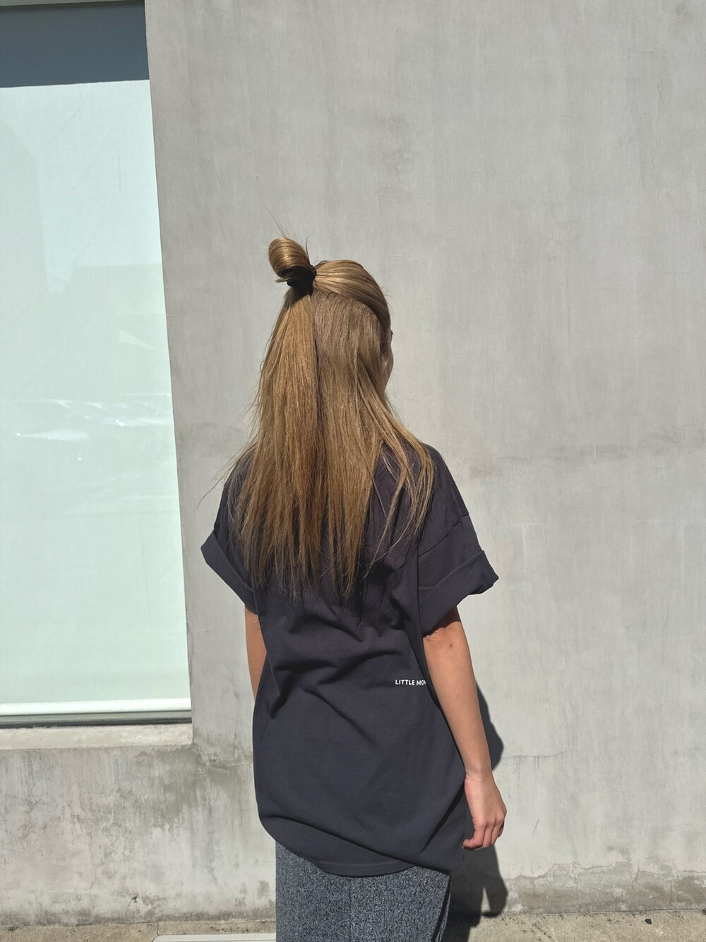 グレー系のTシャツ/カットソー、グレー系のスカートを着用したレディースの春コーディネートの4枚目の写真