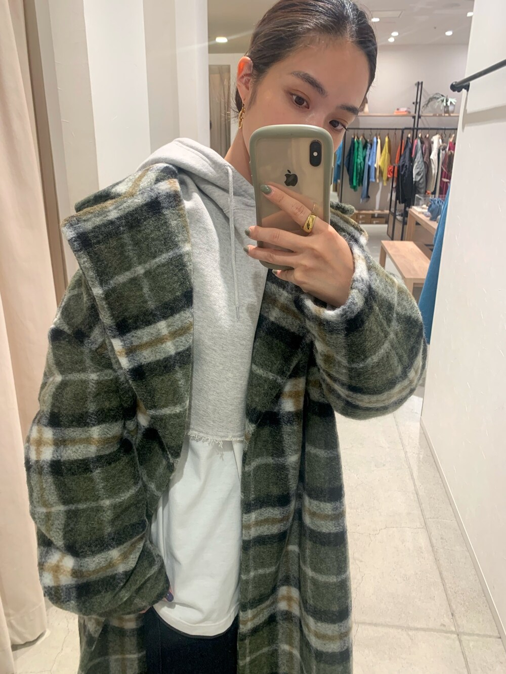 ブルー系のデニムパンツ、その他のチェスターコート、グレー系のパーカーを着用したレディースの秋コーディネートの4枚目の写真