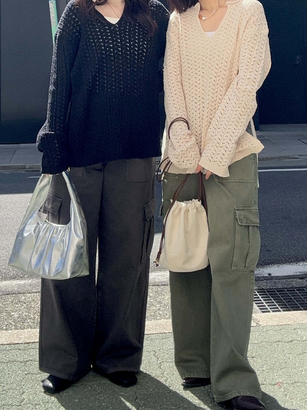 ベージュ系のニット/セーター、グリーン系のカーゴパンツ、ホワイト系のショルダーバッグを着用したレディースの春コーディネートの6枚目の写真