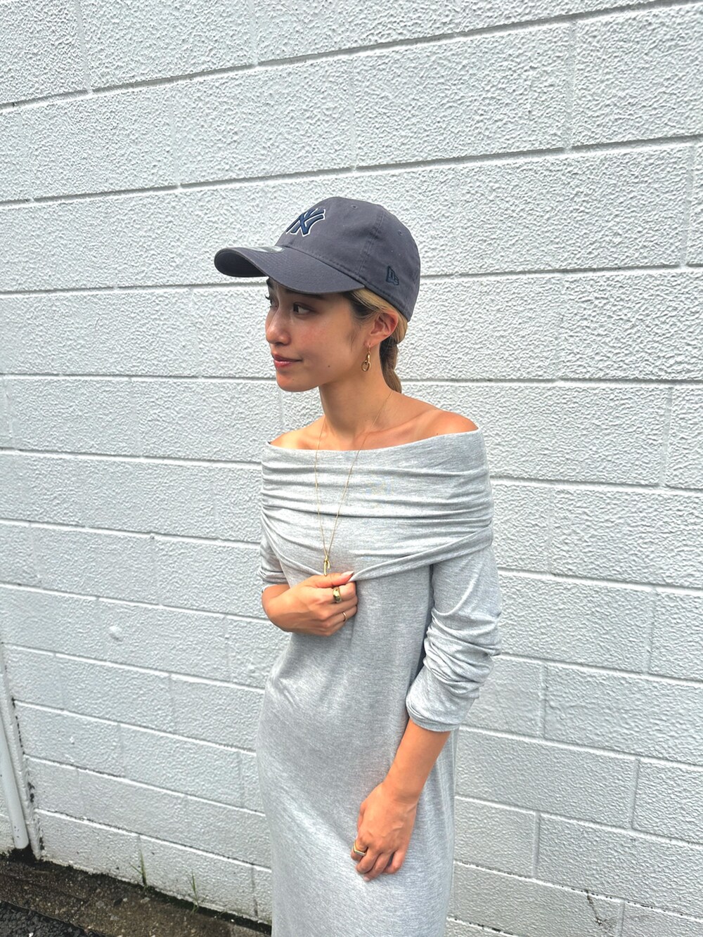 グレー系のワンピースを着用したレディースの夏コーディネートの4枚目の写真