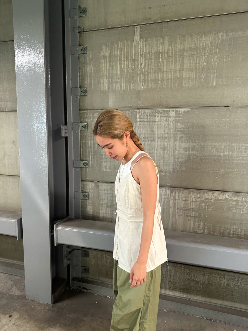 ホワイト系のキャミソール、グリーン系のその他パンツを着用したレディースの夏コーディネートの7枚目の写真