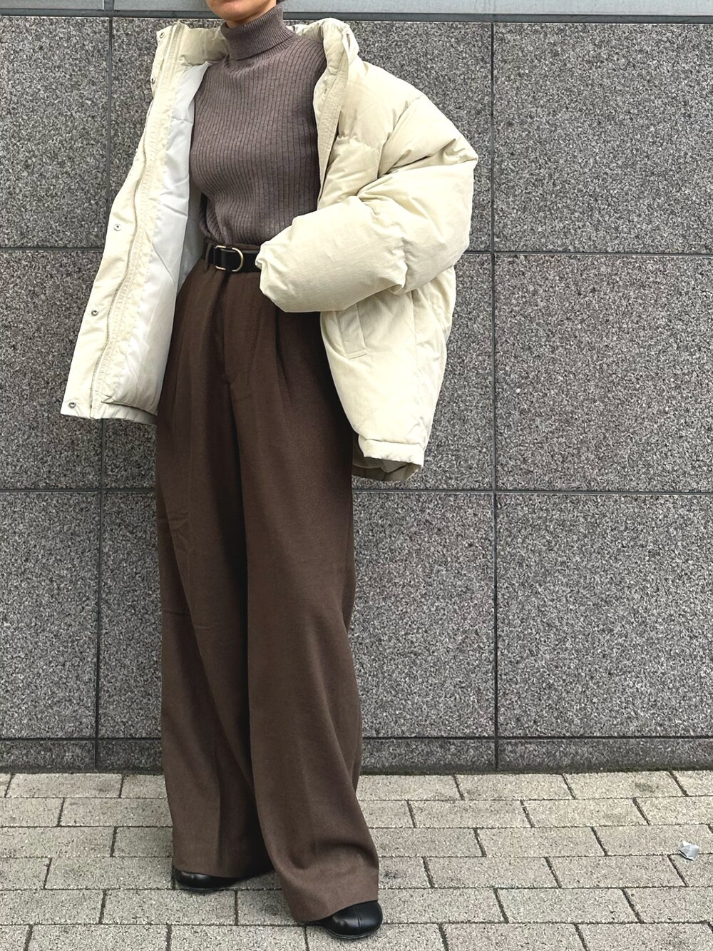 ホワイト系のダウンジャケット/コート、グレー系のニット/セーター、ブラウン系のその他パンツを着用したレディースの秋コーディネートの4枚目の写真