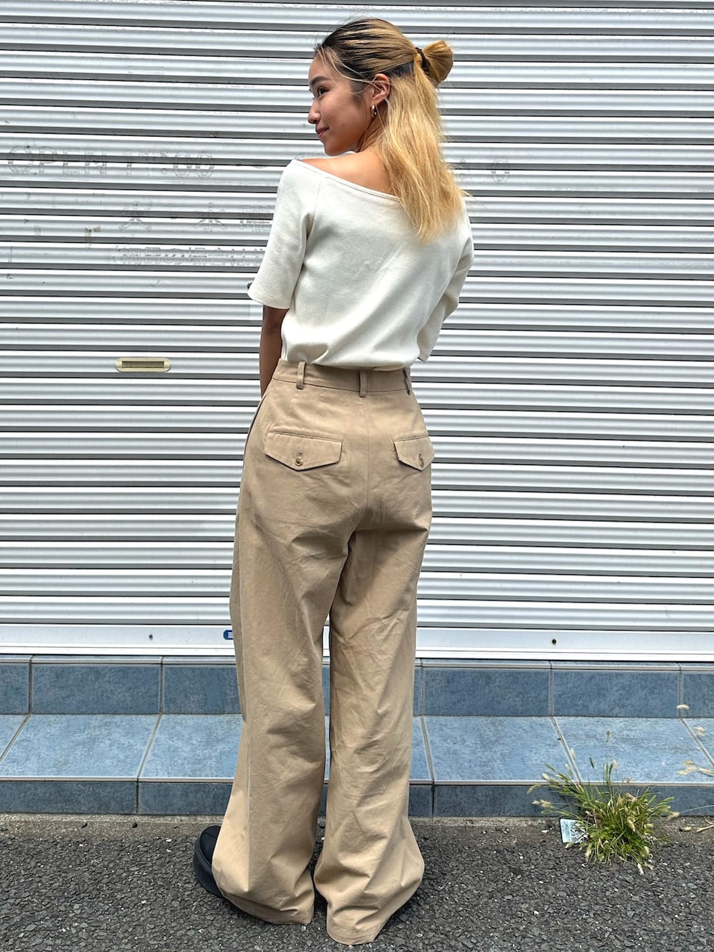 ホワイト系のTシャツ/カットソー、ホワイト系のシャツ/ブラウス、ベージュ系のチノパンツを着用したレディースの秋コーディネートの3枚目の写真