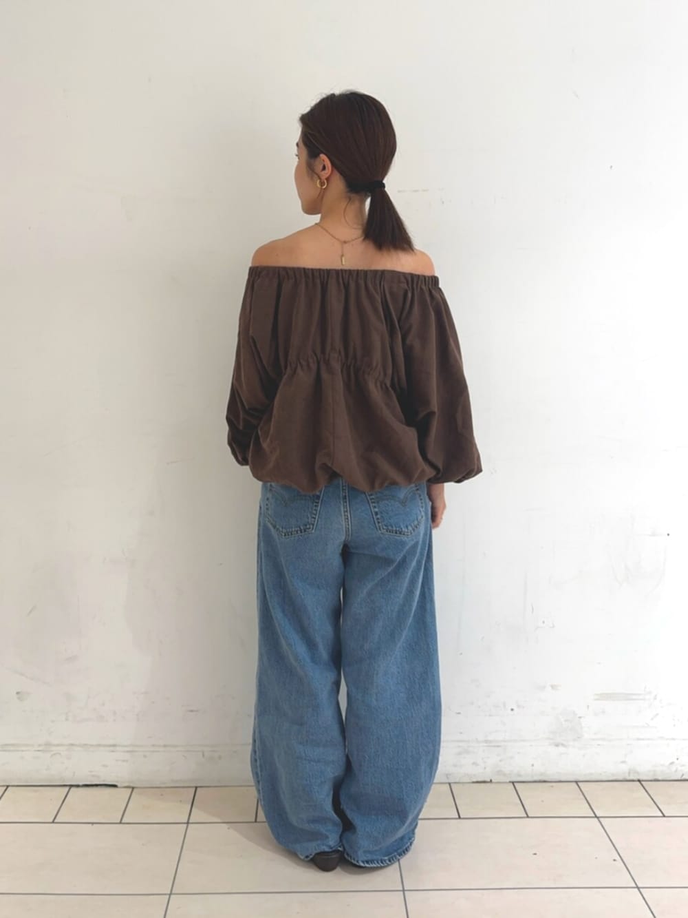 ブラック系のその他シューズ、ブラウン系のシャツ/ブラウス、ブルー系のデニムパンツを着用したレディースの夏コーディネートの3枚目の写真