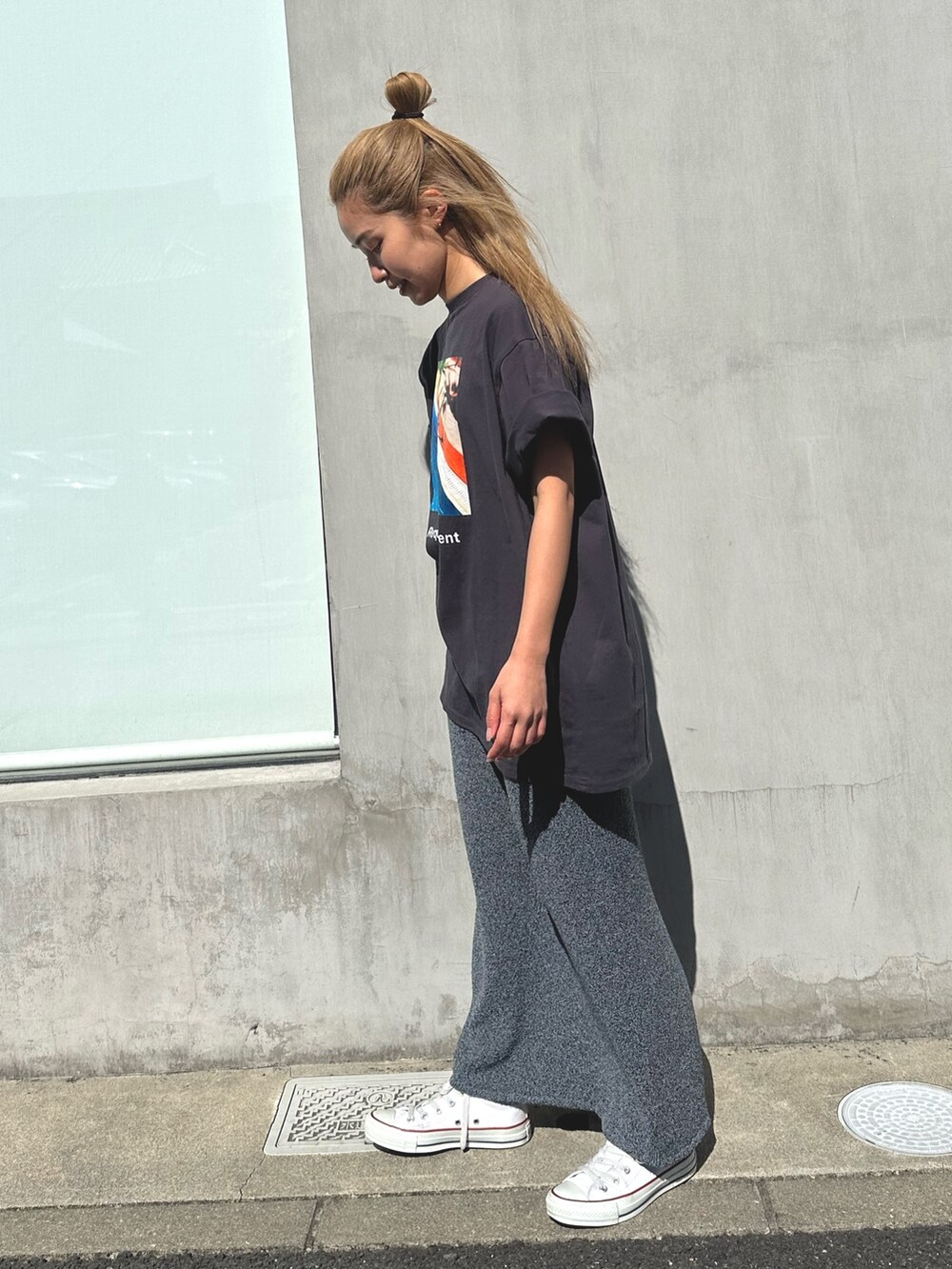 グレー系のTシャツ/カットソー、グレー系のスカートを着用したレディースの春コーディネートの2枚目の写真