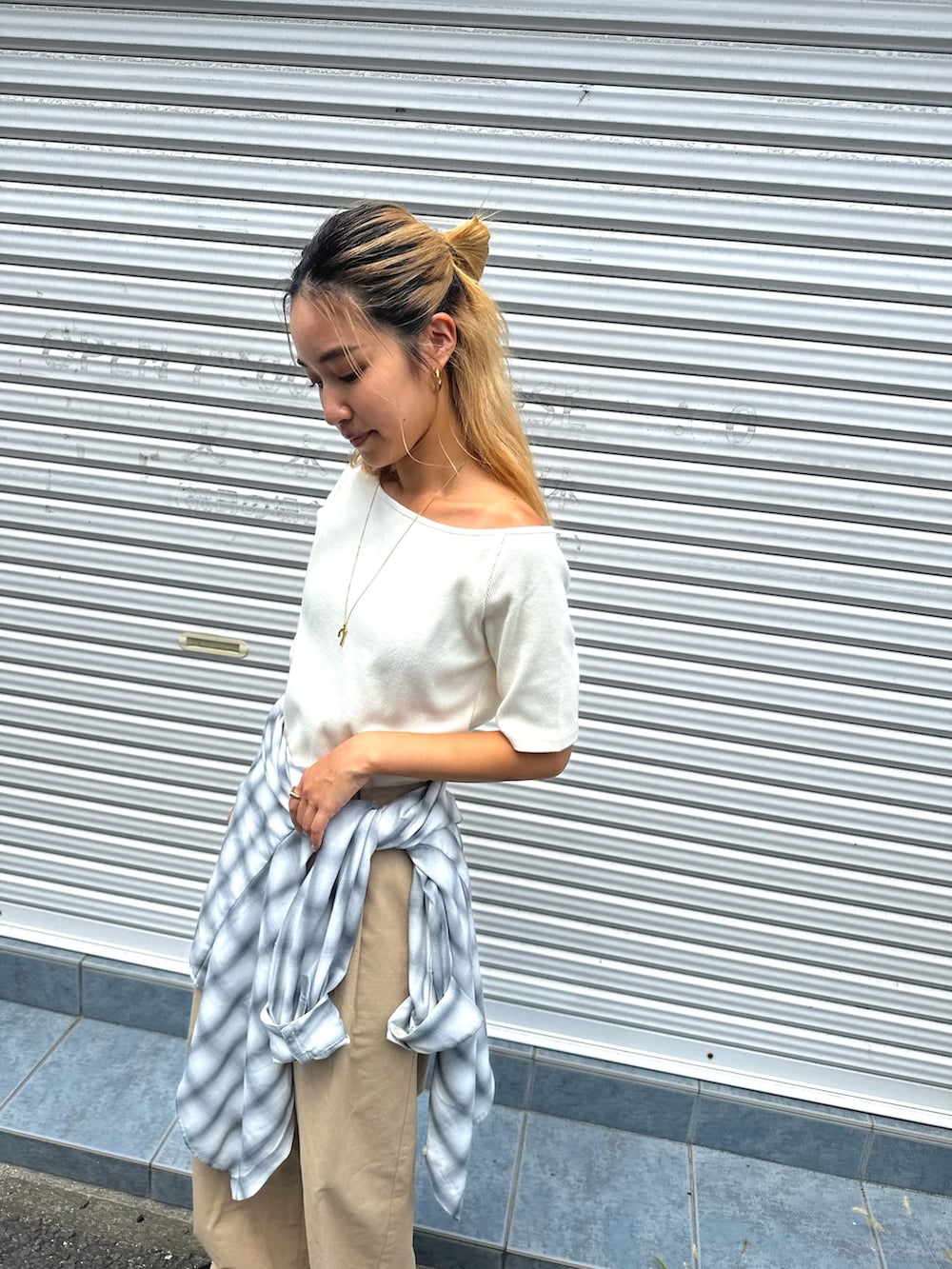 ホワイト系のTシャツ/カットソー、ホワイト系のシャツ/ブラウス、ベージュ系のチノパンツを着用したレディースの秋コーディネートの7枚目の写真