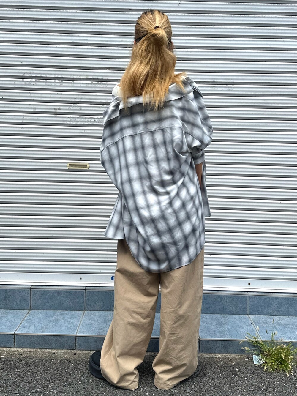 ホワイト系のTシャツ/カットソー、ホワイト系のシャツ/ブラウス、ベージュ系のチノパンツを着用したレディースの秋コーディネートの6枚目の写真