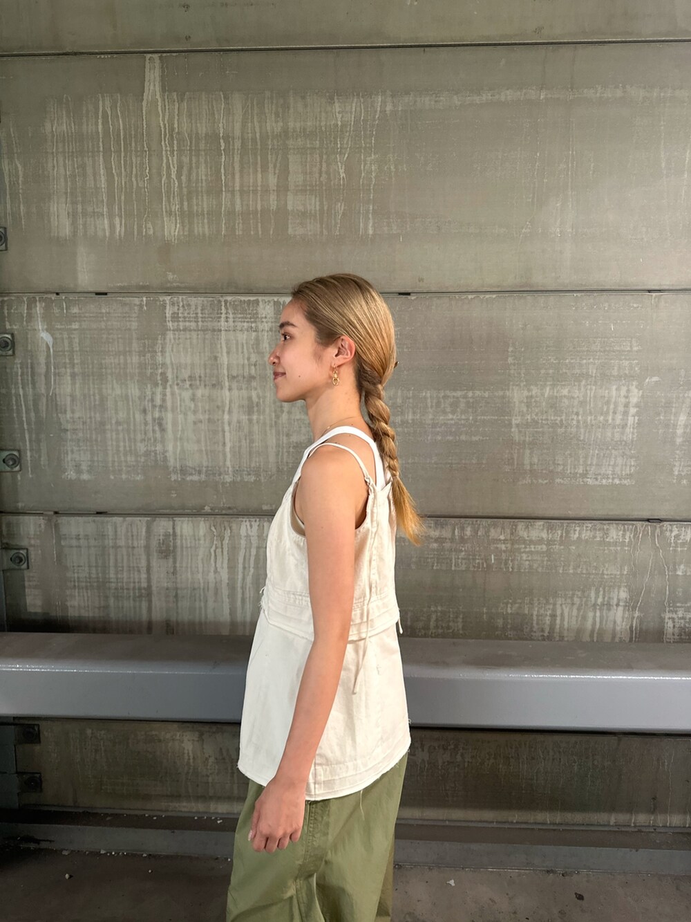 ホワイト系のキャミソール、グリーン系のその他パンツを着用したレディースの夏コーディネートの6枚目の写真