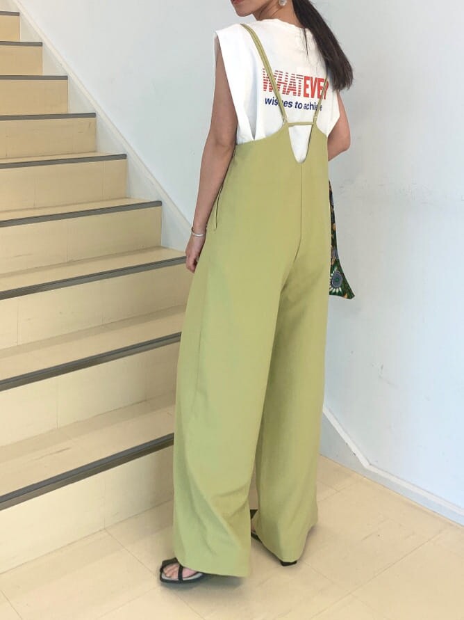 ブラック系のサンダル、ホワイト系のタンクトップ、グリーン系のショルダーバッグを着用したレディースの春コーディネートの5枚目の写真