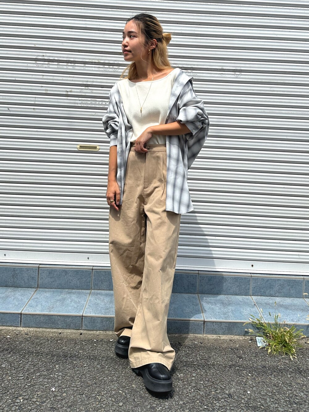 ホワイト系のTシャツ/カットソー、ホワイト系のシャツ/ブラウス、ベージュ系のチノパンツを着用したレディースの秋コーディネートの4枚目の写真