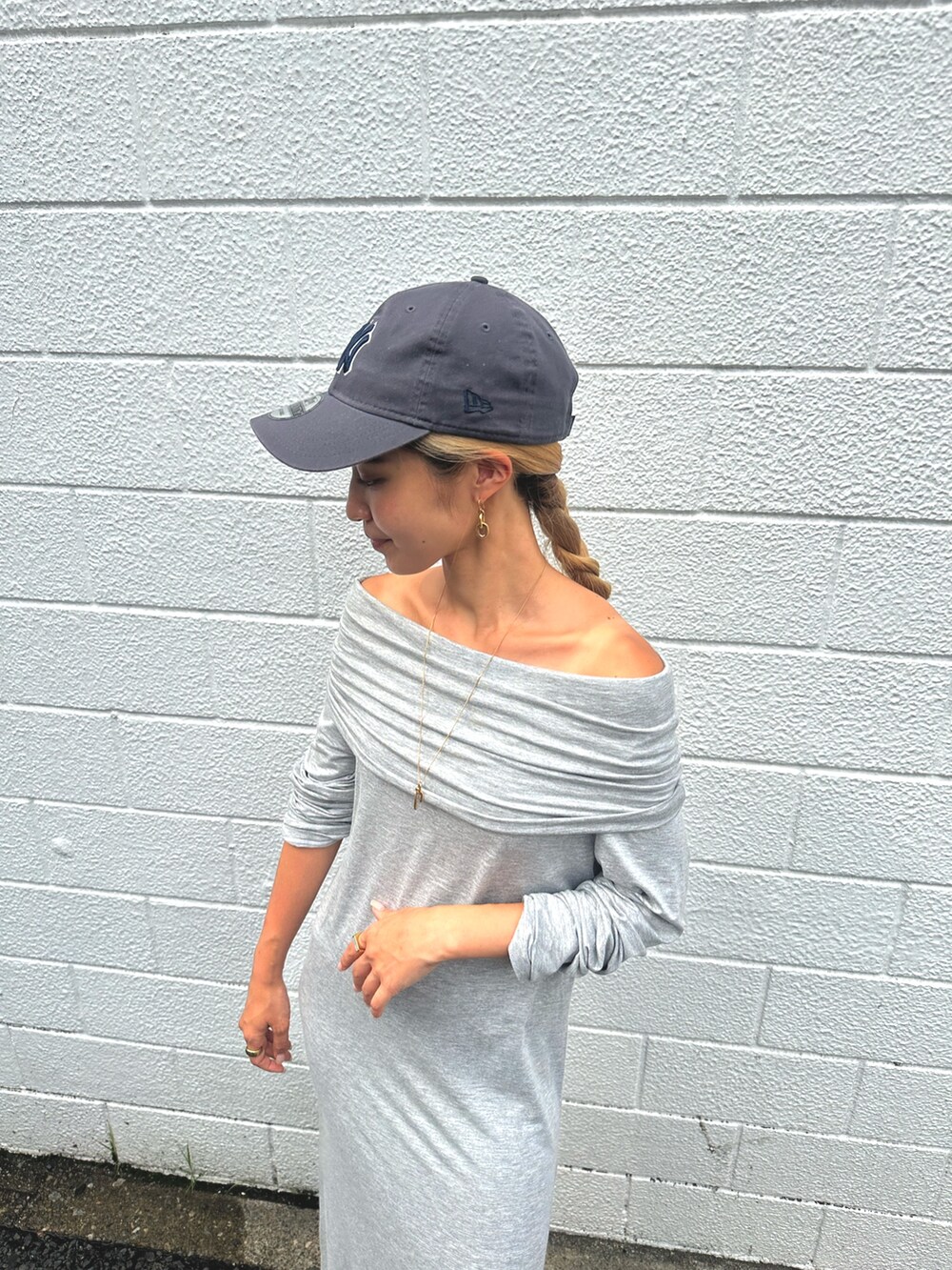 グレー系のワンピースを着用したレディースの夏コーディネートの5枚目の写真