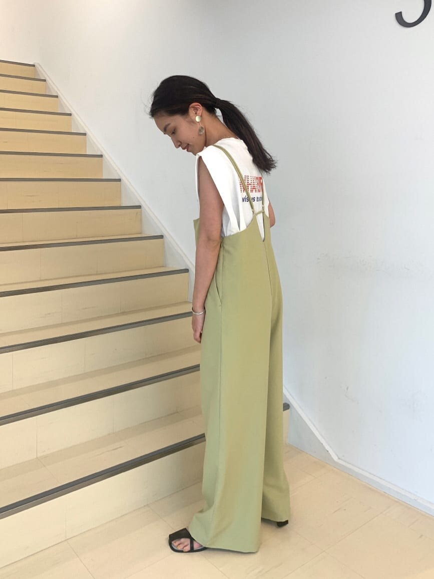 ブラック系のサンダル、ホワイト系のタンクトップ、グリーン系のショルダーバッグを着用したレディースの春コーディネートの4枚目の写真