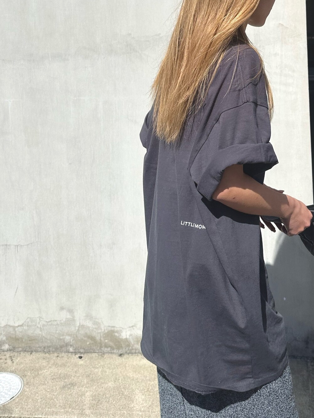 グレー系のTシャツ/カットソー、グレー系のスカートを着用したレディースの春コーディネートの6枚目の写真