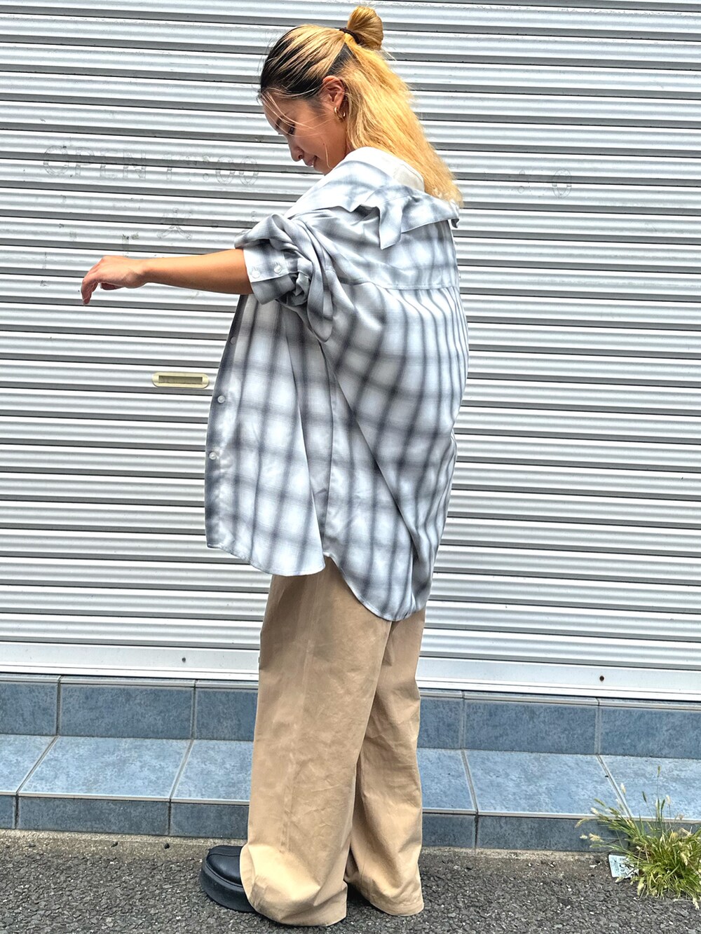 ホワイト系のTシャツ/カットソー、ホワイト系のシャツ/ブラウス、ベージュ系のチノパンツを着用したレディースの秋コーディネートの5枚目の写真