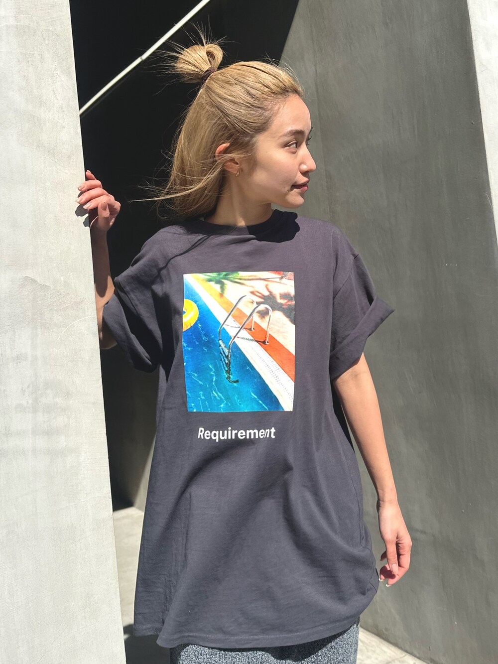 グレー系のTシャツ/カットソー、グレー系のスカートを着用したレディースの春コーディネートの5枚目の写真