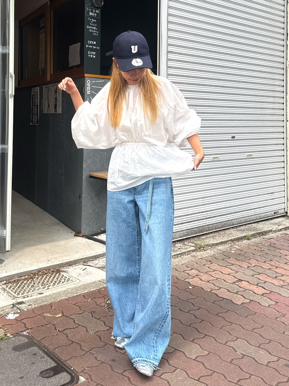 ホワイト系のシャツ/ブラウス、ブルー系のデニムパンツ、ブルー系のキャップを着用したレディースの夏コーディネートの2枚目の写真