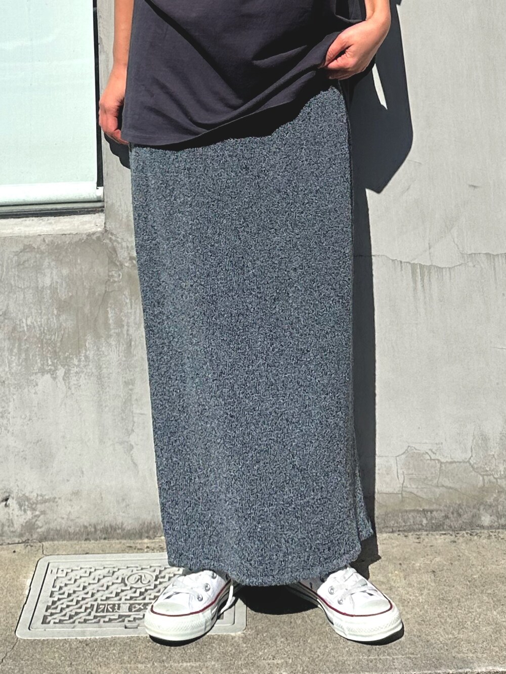 グレー系のTシャツ/カットソー、グレー系のスカートを着用したレディースの春コーディネートの7枚目の写真