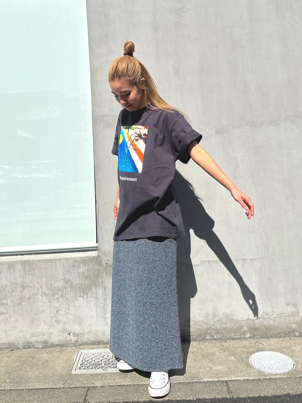 グレー系のTシャツ/カットソー、グレー系のスカートを着用したレディースの春コーディネートの3枚目の写真