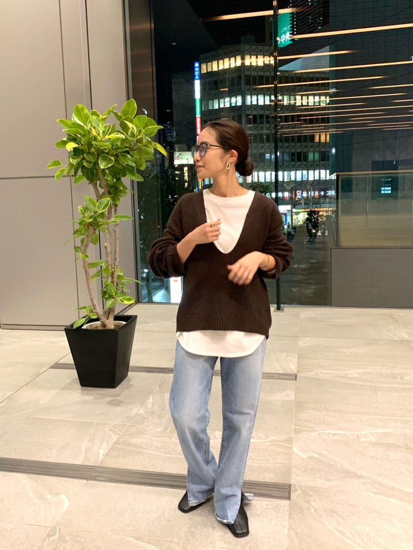 ブラック系のブーツ、ブルー系のデニムパンツ、ホワイト系のTシャツ/カットソーを着用したレディースの秋コーディネートの8枚目の写真